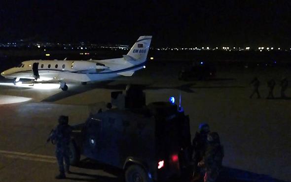 Emniyet Genel Mdrlnden, Erzurum'da yakalanan 25 bin 834 parc&#807;a uyus&#807;turucu maddeyle ayn o&#776;zelliklerde 4 parc&#807;a uyuturucu maddesi ile gzaltna s&#807;ahsn aracnda yaplan aramalarda, suc&#807; geliri oldug&#774;u deg&#774;erlendirilen 27 bin 800 dolar ve 100 euronun ele gec&#807;irildii bildirildi.