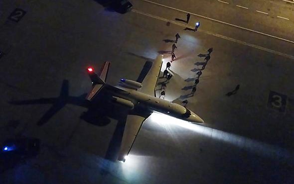 Emniyet Genel Mdrlnden yaplan yazl aklamada, Erzurum I&#775;l Emniyet Mu&#776;du&#776;rlu&#776;g&#774;u&#776; Narkotik Suc&#807;larla Mu&#776;cadele S&#807;ube Mu&#776;du&#776;rlu&#776;g&#774;u&#776;nce uyus&#807;turucu ile mu&#776;cadele kapsamnda yaplan c&#807;als&#807;malar neticesinde, 24 Ocak'ta Erzurum-Erzincan Karayolu u&#776;zerindeki polis uygulama noktasnda s&#807;u&#776;phe u&#776;zerine durdurulan TIR ic&#807;erisinde yaplan aramada, 17 c&#807;uval ic&#807;erisinde toplam da 25 bin 834 parc&#807;a halinde daral ag&#774;rlg&#774; 1 ton 535 kilogram uyuturucu ele gec&#807;irildii hatrlatld.