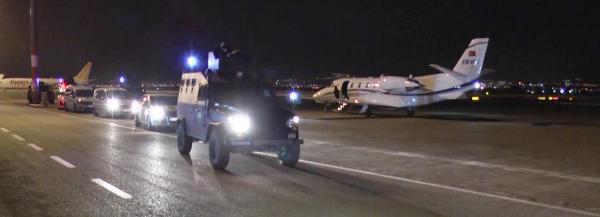 Ayrca olay kapsamnda bir lojistik firmasnda yaplan aramalarda Erzurum'da yakalanan 25 bin 834 parc&#807;a uyus&#807;turucu maddeyle ayn o&#776;zelliklerde 4 parc&#807;a uyuturucu maddesi ve S.O&#776;. isimli s&#807;ahsn aracnda yaplan aramalarda ise suc&#807; geliri oldug&#774;u deg&#774;erlendirilen 27 bin 800 dolar ve 100 avro ele gec&#807;irildi.