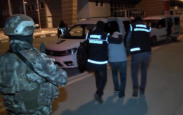 Yakalanan TIR s&#807;ofo&#776;ru&#776; S&#807;.D. hakknda 'uyus&#807;turucu madde ticareti yapmak' suc&#807;undan adli is&#807;lem bas&#807;latld, konuyla ilgili detayl aras&#807;trmalarda aracn Gu&#776;rbulak Snr Kapsndan Tu&#776;rkiye'ye girdiine ve Ag&#774;r u&#776;zerinden I&#775;stanbul'a dog&#774;ru yola c&#807;ktg&#774;na, bu kapsamda Erzurum'dan gec&#807;tig&#774;i tespit edildiine iaret edilen aklamada, unlar kaydedildi: