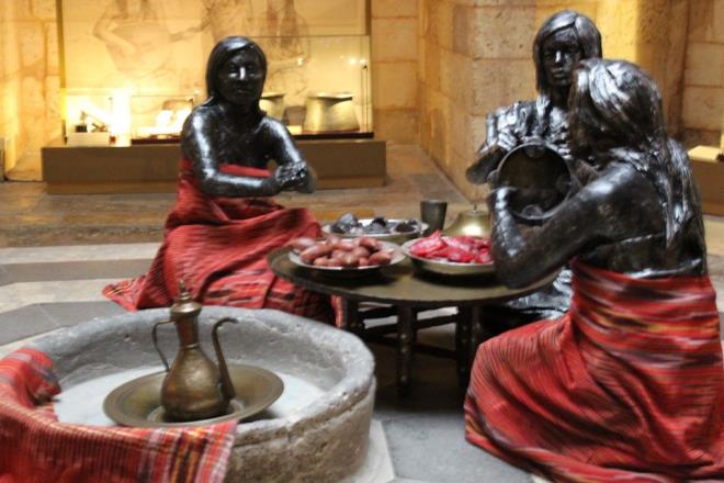 erisinde ince detaylarla ilenmi bal mumu heykellerin bulunduu mzede ilgi eken dier eyalar ise petamallar, gm takunyalar, tahta taraklar, eski sabunlar, hamam taslar ve Osmanl dnemine ait sabun mhrleri olarak sralanyor.