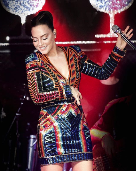 1995 ylnda kard &#8220;Ben Daha Bymedim&#8221; adl albm ile de iyi bir sat grafii yakalad. Bir sonraki albm &#8220;Kurtlar Sofras&#8221;nn ardndan kendisine gelen televizyon dizileri iin oyunculuk tekliflerini deerlendirdi. 1998 ylnda yine Seluk Tekay prodktrlnde kard albm &#8220;Sen Allah&#8217;n Bir Ltfusun&#8221; ile de nemli sat rakamlarna ulat.