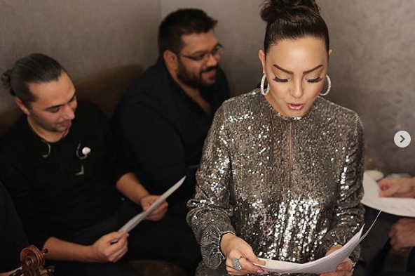 1999 ylnda kard &#8220;Dn Ne Olur&#8221; adl albmnn tantm srasnda basn mensuplar karsnda 1 Aralk 1999 gn beyin kanamas geirdi. Bu olay zerine uzunca bir sre hayranlarndan uzak kalan Gnde&#8217;in bu albm 1 milyondan fazla satt.