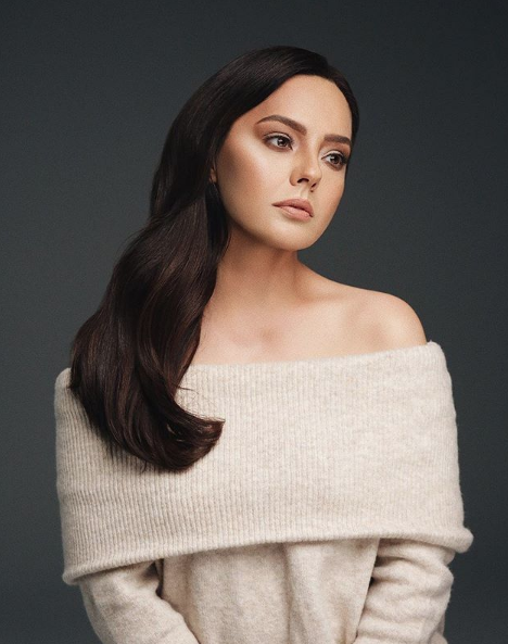 2011 ylnda da mzik ynetmenliini Takn Sabah&#8217;n yapt Ayla elik, Ersay ner, Gkhan Tepe, Serdar Orta, Sinan Akl, ebnem Sungur, Zeynep Talu ve Sezen Aksu&#8217;nun deerli eserlerinden oluan &#8220;Beyaz&#8221; adl albm mzik marketlerindeki yerini ald. 2013-2016 yllar arasnda Acun Ilcal&#8217;nn yapt TV8&#8217;de O Ses Trkiye adl ses yarmasnda Gkhan zouz, Hadise Akgz ve Murat Boz ile birlikte jri koltuuna oturdu.