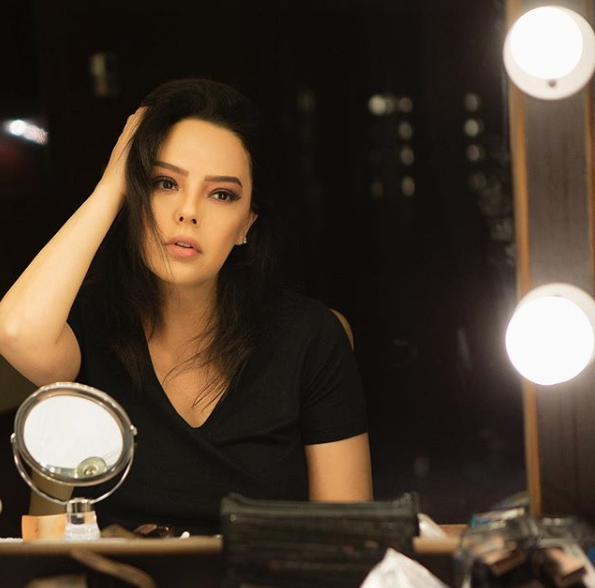 Ebru Gnde, uzun bir dinlenme srecinin arndan 11 Mart 2000 gecesi Bostanc Gsteri Merkezinde ilk konserini verdi. Bu konserin tm gelirini Haydarpaa Numune Eitim ve Aratrma Vakf Hastanesi Reanimasyon Kliniine balad. nl arkc, geri dnnn ardndan Popstar Alaturka adl ses yarmasnda jri yelii yapt. 2001 ylnda kard yedinci &#8220;Ahdm Olsun&#8221; adl albmnde Trkiye&#8217;nin en iyi sz yazarlar, bestecileri ve aranjrleri ile alan Ebru Gnde albm kalitesi ve tirajyla mzik piyasasnn gndemine oturmay yine baarmt.