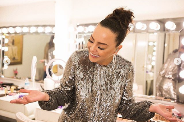 Ebru Gnde, 2002 ylnda mer Durak ile ikinci evliliini gerekletirdi. Ancak baz nedenlerden dolay bu evliliide boanma ile sonuland 2003 ylnda evliliini bitiren sanat, 2003-2004 ylnda &#8220;ahane&#8221; albm sevenleri ile bulutu. Ardnda 2006 ylnda &#8220;Kaak adl albm mzik marketlerinde yerini ald. bu albm ile kariyerinin en gzel ve verimli gnlerini yaadn syleyerek son hz almalarna devam etti ve 2008 ylnda &#8220;Evet&#8221; ismini verdii albmn sevenleri ile buluturdu. Sanat Kzl Mavi, lmsz Aklar, Harika gibi birok arks dillerden dmezken yeni albmnn almalarna balad.