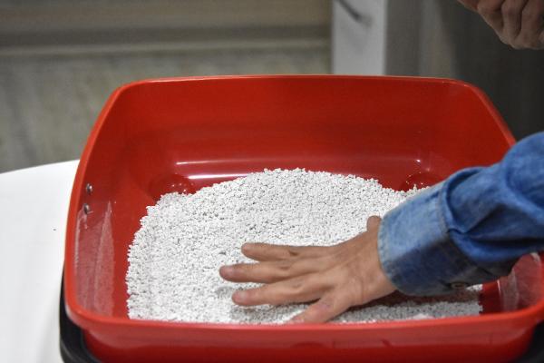 Bu tuvaletle kum israfnn da nne getiklerini belirten Kal, "Bu sistemle kum israfn nlemi oluyoruz. nk kumun iinden kokuyu ekip depolad iin kumda oluabilecek bakteri ve dier eylerin oalmasn direkt olarak azaltyor. Kum deiimini daha uzun bir sreye yayyor. Bu da tasarruf salyor'' diye konutu.