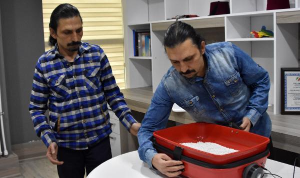 Yaptklar kedi tuvaleti sayesinde 'Tyty' evlerinde rahatlkla besleyebildiklerini ifade eden Kal, ''Ortamda sfr kokumuz var. Artk kedimizle ok daha mutlu ve huzurluyuz. Evimize gelen misafirlerimiz daha rahatlar. Genelde kedi besleyen insanlarmzn evlerinde bir koku oluma durumu var. Koku neredeyse sfr noktasna indii iin bu probleme zm getirdik" dedi.