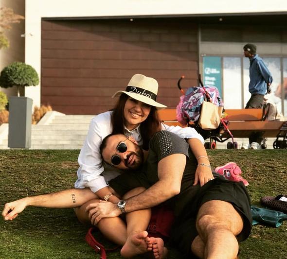 Demet Akaln'a tatilde Fatih rek ile zlem Yldz elik etti. Fatih rek baka bir otelde kalrken zlem Yldz'a byk oranda indirim yapld.