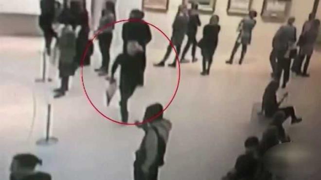 Eserin, St. Petersburg Rus Mzesi'nden sergilenmek zere Tretyakovskaya Galerisi'ne gtrld; olayn da burada gerekletii belirtildi.