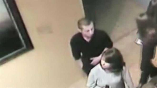 Tretyakovskya Galerisi'nde ziyaretilerin ieride olduu srada duvardan tabloyu indiren pheli, sanat eserini alarak kayplara kart. Grg tanklar, tabloyu gtren kiinin nce mze grevlisi olduunu dndklerini, ancak birka dakika sonra tablonun alndnn anlaldn anlatt.