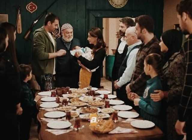 "Y K VARSIN EREN"      Dizide bebein adnn 'Mehmet Eren' olmas ve bebein dnyaya geliinin 'yi ki varsn Eren' szleriyle kutlanmas sosyal medyada eletiri yamuruna tutuldu.