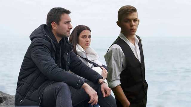 ATV ekranlarnn sevilen dizisi Sen Anlat Karadeniz'in ekibi getiimiz yl terr saldrsnda hayatn kaybeden 15 yandaki Eren Blbl' unutmad. Trabzon'da ekilen dizide yeni doan bebee 'Mehmet Eren' ad verildi.