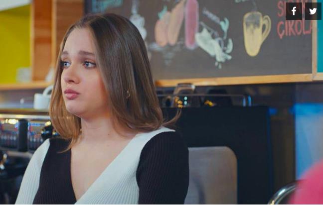 Mezar talarna bakan seyirci ayn gn m ldler yoksa bir kaza m geirdiler anlayamad. nk lm tarihleri mezardaki ieklerle kapatlmt.