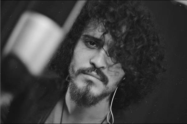 Emre Sertkaya imdilerde kard single ile urayor. Emre, O Ses Trkiye ile gelen hretini yurdun drt bir yannda konser ve barlardaki arkcl ile talandrd. Emre Sertkaya para kazansa da henz kalc bir hrete sahip olamad.