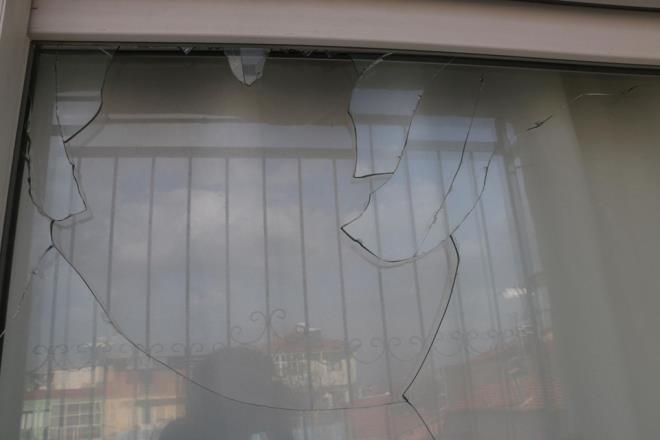 Polisi arayp, ikayeti olduk. ki gn sonra tekrar ta atp, cam krdlar. Bunun zerine gvenlik kameras taktrdk. Kameraya ramen yine camlarmz krmaya devam ettiler. Bu sefer polise gvenlik kameras grntlerini gtrdk. Balkonumuza girdiler, hrsz zannettik. Balkona demir korkuluk taktrdk. Bu sefer de demir korkuluklarn arasndan ta atp camlar krmaya devam ettiler" dedi.