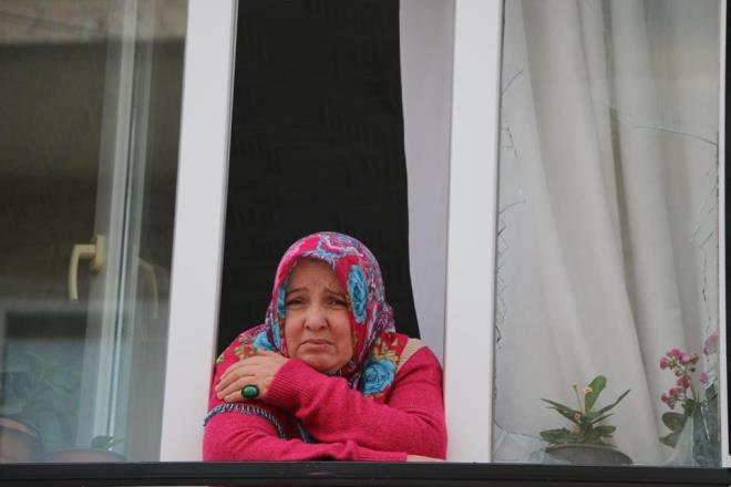 "CAN GVENLMZ SALANSIN"<br>  Yaananlar karsnda psikolojilerinin bozulduunu belirten anne Altnda, "Bir gece yars yine geldiler. Yine cammz krmlar. Hayatmz karard. Psikolojimiz bozuldu. Hayatmzdan endie ediyoruz. phelilerden birinin yzn ceketiyle kapatrken grnts var fakat bir trl yakalanamyor. Kimseye gvenimiz kalmad. Bu evde 30 yldr oturuyoruz. Bakalarnn evlerine temizlie gidiyorum. Bundan hi utanmyorum. Ama kazancm cam parasna veriyorum. Olumu okula gtryorum, kapsnda bekliyorum. Can gvenliimiz yok. Vergimi veriyorum, vatandalk grevimi yerine getiriyorum. Ben bu devlete grevimi yaparken, tek isteim can gvenliim. Artk yakalasnlar unlar" diye konutu.    Perihan Atnda, husumet yaadklar kimse bulunmadn da belirtip, "Bunu kimin yaptn biz de merak ediyoruz" dedi.
