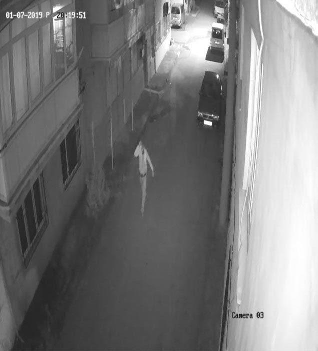 "KAMERAYA RAMEN YNE KIRDILAR"  <br>  Camlar ilk krldnda mahallede bomba patladn sanan Perihan Altnda, "Bu olaylar 7 ay nce, Temmuz ay banda balad. Bir gn sabaha kar bir grlt duyduk. Bomba patlad zannettik. kp, darya baktk. Ancak, o ana kadar kendi evimize kar bir saldr olaca aklmzn ucundan bile gemiyordu. Komular da darya kmyt. Baktk ki bizim evin cam ta atlp, krlm.