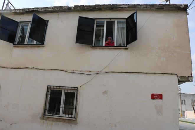 Tek ocuklu Altnda Ailesi, Fatih Mahallesi 75'inci Yl Bulvar'ndaki iki katl mstakil evlerine 7 aydr yaplan 7 tal saldr nedeniyle korku iinde yayor.