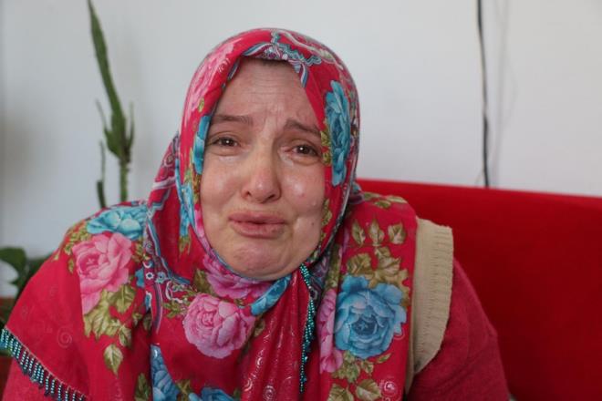 Evlere temizlie giderek yzde 99 orannda engelli ei Nurullah Altnda (50) ve olu Ersin Altnda'n (14) geimini salayan Perihan Altnda, saldrlara isyan etti. Altnda, kimlii belirsiz kii ya da kiilerce yaplan tal saldrya kar gvenlik kameras taktrdn, ancak yine de evlerinin camlarnn tala krlmasna devam edildiini syledi.