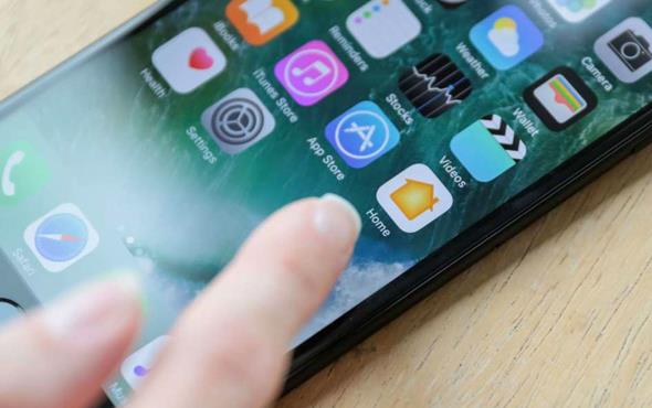 DEVRE DII BIRAKIN: Teknoloji uzmanlar bu gvenlik a zerinde durarak FaceTime uygulamasnn acilen devre d braklmas gerektiini syledi.