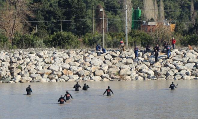 Kemer Sanayi Sitesi nnden balanan almalara Jandarma Komando zel Asayi Komutanl, Antalya l Jandarma Komutanl su alt ekibi, Antalya Emniyet Mdrl Deniz Polis ube Mdrl ekipleri, Sahil Gvenlik dalglar ve drone ekibi, Antalya AFAD ve Afyonkarahisar AFAD ile Antalya Bykehir Belediyesi tfaiye Mdrl ekipleri ile AKUT Arama Kurtarma Dernei ve HH nsani Yardm Vakf dalglarnn da aralarnda bulunduu 186 kii katld. Dalglar, denizden de arama almas balatt.