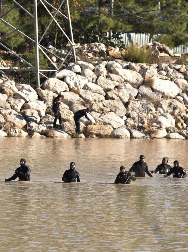 Sahil Gvenlik Komutanl'na ait helikopterle de almalara havadan destek verildi. Bir ekip ise Ava Deresi'nde alma yrtyor. almalarda su altnn grntlenmesi iin sonar arama yaplyor. almalar Kader Buse Acar'n babas Ahmet Acar da takip ediyor.