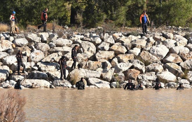 Kemer'de, 24 Ocak Perembe gn, hortumun, annesi Ayla Akkn'n kulland otomobili srkledii Ava Deresi'nde kaybolan Kader Buse Acar' (20) arama almalarna saat 09.30'da baland.