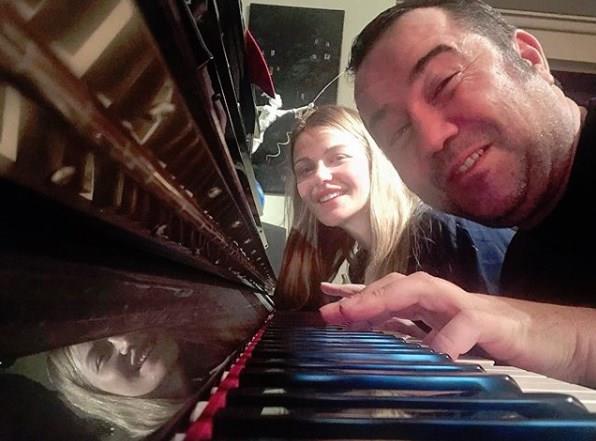 Ata Demirer&#8217;in oyuncu Asl Turanl ile ak yaad iddialar doruland. nl komedyen Demirer, sosyal medyadan Turanl ile paylat fotoraflarla birlikteliklerini ilan etti.