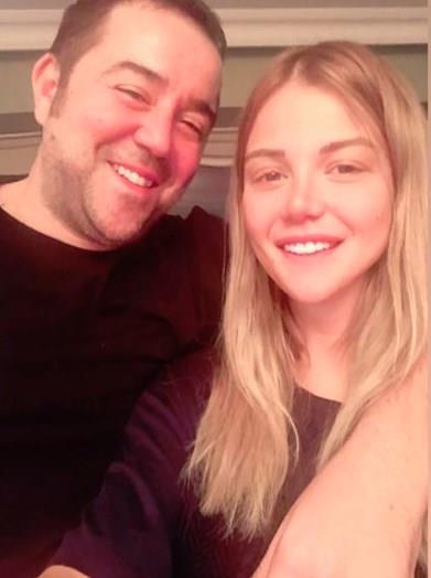 Ata Demirer (46), sosyal medya hesabndan oyuncu sevgilisi Asl Turanl ile ilk fotorafn paylaarak aklarn herkese duyurdu.