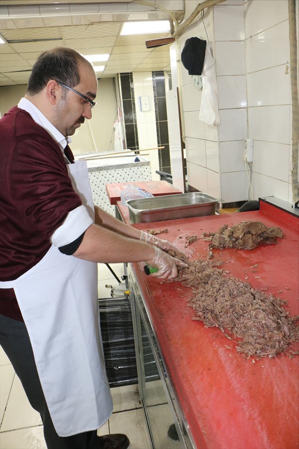 "Eti kemikle birlikte bir gn nceden yaklak 12 saat kaynatyoruz. Sabah 04.30'da gelip eti, kemii ve suyunu ayryoruz. Eti doradktan sonra, doranm ekmein zerine koyup sonra zerine suyunu ilave ediyoruz. Tercihe gre zerine yourt ve sarmsak da eklenebilir. Tirit anlurfa'ya zg geleneksel bir lezzettir. nsanlar sabah erkenden gelip tirit yiyerek iine gider.