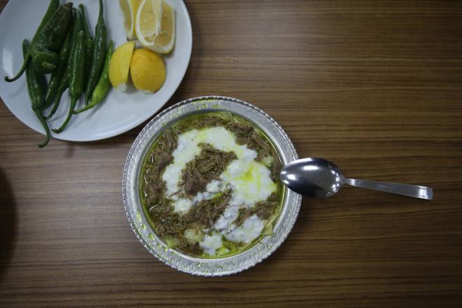 Genelde k aylarnda bolca tketilen faydal bir yemektir. Sabah 04.30-11.00 arasnda tketilir ve bu saatten sonra biter. Ustalarmdan rendiim bu meslei yaklak 15 yldr srdryorum. Scak tketildii iin k aylarnda ok rabet edilir. anlurfallar dnda il dndan gelen misafirler de bu lezzeti yemeden gitmiyor. anlurfa'nn yaz mevsimi bunaltc ve scak olduundan tirit daha ok k mevsiminde aranan ve tercih edilen bir yemektir."