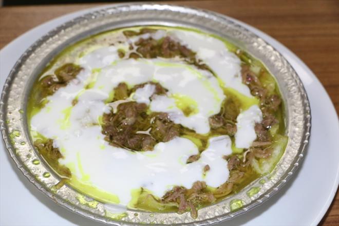 Mterilerden Ahmet Mizan, k aylarnda sabahlar genelde kahvaltda tirit tercih ettiini syledi. Mizan, "Faydal, doyurucu ve insan gn iinde din ve tok tutar. Sabah namazndan ktktan sonra gelip tirit yiyorum ve lene kadar bir alk hissetmiyorum. l dnda yaayan ve tirit yemeini bilmeyen herkesi anlurfa'ya davet ediyorum. zellikle de k mevsiminde gelip bu harika yemei mutlaka yesinler." diye konutu.