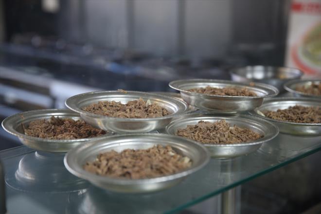 Trkiye'nin zengin yemek kltryle ne kan ve lezzetleriyle adndan sz ettiren anlurfa'nn yresel lezzeti tirit, zellikle souk k gnlerinde kahvaltnn vazgeilmezleri arasnda bulunuyor. Hazreti brahim'in yaad yer olarak rivayet edilen, "Halil brahim sofras ve bereketi" ile zdeleen anlurfa'da tirit yemei, zellikle sabah namazndan sonra servis edilmeye balanyor, leden nce ise tkenmi oluyor.