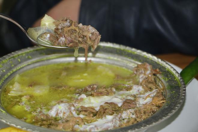 KUZU ET 12 SAATTE PYOR: Yaklak 12 saat atete pien kuzu eti, kemik suyu, lava ekmek ve tercihe gre yourt ile sarmsak ilave edilerek tketilen bu lezzet, souk havalarda baklk sistemini glendirdii dnld iin ilgi gryor.