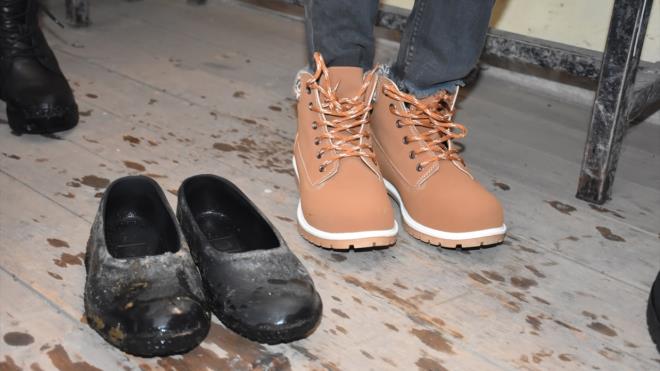 "`Bir oyuncak da sen ver` kampanyas balattk."     Gne, kampanya sayesinde yardm datmak iin gittikleri kylerdeki ocuklarla elenceli vakit geirdiklerini anlatarak, "Kampanyamz ok gzel ekilde ilerliyor, takipi arkadalarmz olabildiince duyarl, Trkiye genelinden oyuncaklar topluyoruz. Kars`n cra kelerindeki kylere gidip oyuncak datyoruz. Ekiplerimiz var, gnll arkadalarmz da bize katlyor, her hafta sonu kylerde etkinlikte bulunuyoruz." diye konutu.