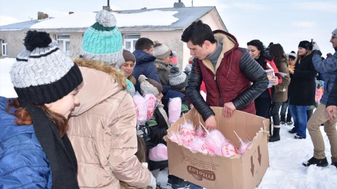 Kafkas niversitesinde renim gren Zehra Beyza Duran ise yardm dattklar kye daha nceden gelip ocuklarn durumunu aratrdklarn belirterek, "Burada ou ocuun ayanda ayakkab yoktu, montlar yoktu. Yardmlarmzla ocuklarn mutlu olmas beni duygulandrd, ok mutlu oldum." diye konutu.