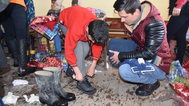 "20 bin mont toplamay hedefliyoruz"     Gne, ocuklarn mutluluu iin birok aba sarf ettiklerini dile getirerek, "Zaman zaman kylere mutlulukla sevinle giderken ocuklarn orapsz, yrtk botlarla, montlarla olduunu grnce hznle geri dnyoruz. Hedefimiz nasip olursa 2019 yln 2020 ye balayan dnemde 10 bin bot ve 20 bin mont toplamay hedefliyoruz." dedi.