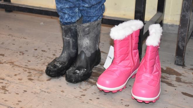 Yeni giysilere, botlara kavuan ocuklarn mutluluuna ortak olup onlara pamuk eker ve eitli yiyecekler de ikram eden ekip, son iki ylda yardm ulatrdklar yzlerce ocuun yzn gldrmenin mutluluunu yayor.