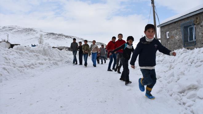 Kendisine destek olan dier gnlller ile kampanyay geniletip ky ky dolaan Gne, ok sayda ocua oyuncak datt.