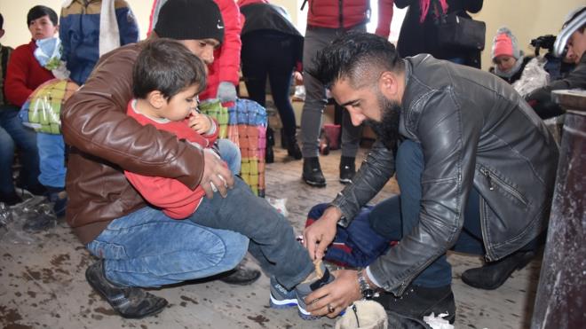 "Kylere gidip oyuncak datyoruz."     Kylerdeki birok ocua oyuncak ve giysi yardmnda bulunduklarn vurgulayan Gne, "Yeri geliyor ocuklar ya pastayla buluturuyoruz, pamuk ekeri, kat helvasyla tantryoruz. Yzlerindeki o mutlulua ortak olmaya alyoruz. imdiye kadar 500 ocuu oyuncakla buluturduk, yaklak 150 ocuun bot ve mont giymelerine vesile olduk. Deerli takipilerime ok teekkr ediyorum. Trkiye halk gerekten ok duyarl, byle olunca biz yardm iin daha da hrslanyoruz." ifadelerini kulland.