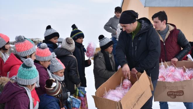 "Bu tr ocuklar iin herkesten yardm bekliyoruz."     Kazman Devlet Hastanesinde anestezi uzman olarak grev yapan gnll Asl pek de oyuncak ve giysi verdikleri ocuklarn ok mutlu olduunu ifade ederek, "Kye ilk girdiimde ocuklar koarak geldiler, durumlar maddi olarak kt zaten. Yaptmz yardmlarla ocuklarn yz gld. ocuklarn ayaklarndaki kara lastiklerini deitirdik, ou yrtkt, scak botlara kavutular. Bu tr ocuklar iin herkesten yardm bekliyoruz." dedi.