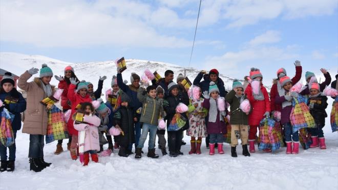 "Her ey iin ok teekkr ediyoruz."     Yardm alan ocuklardan Didem Bitimli de yardmlarla mutlu olduklarn anlatarak, "Yardm yapan gnllleri ok seviyoruz. Yardm alan kardelerimiz ve dier ocuklar ok mutlu oldu, elendiler. Her ey iin ok teekkr ediyoruz." dedi.