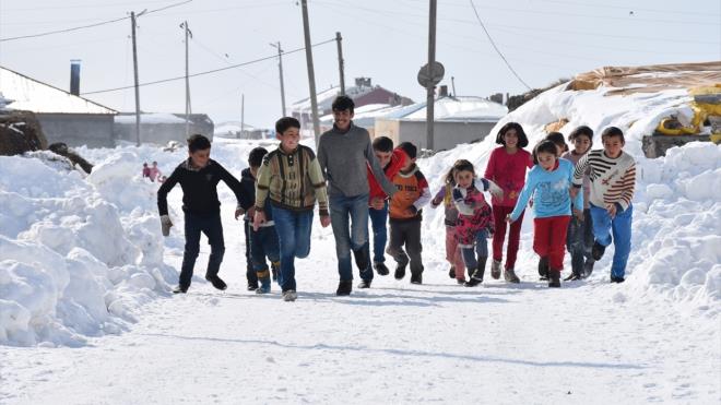 Kentte zellikle kylerde maddi durumu iyi olmayan ocuklara destek iin harekete geen Taner Gne, sosyal medya hesabndan "Bir oyuncak da sen ver" sloganyla yardm kampanyas balatt.