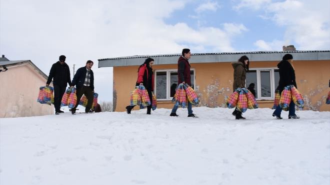 Birok ocuun ayandaki kara lastikleri kartan gnll ekip yeleri, onlar scak botla buluturmann mutluluunu yaad.