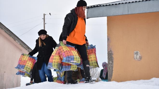 Kara lastikli ocuklara oyuncan yannda topladklar mont, bot, eldiven gibi malzemeler datan gnll ekip, son olarak Kars`n Digor ilesindeki Hasancan kyndeki ocuklara yardm ulatrd.