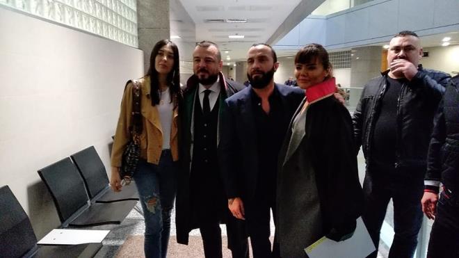 stanbul Adalet Saray'ndaki stanbul 41. Asliye Ceza Mahkemesi'nde grlen duruma iin bugn 32. ya gn olan futbolcu Arda Turan, avukat eref Dede ile adliyeye geldi. Berkay da ei zlem ahin ile adliyeye geldi. Duruma saat 10.00 sralarnda balad.