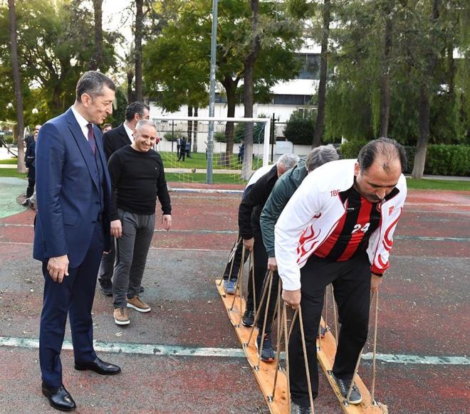 Milli Eitim Bakan Ziya Seluk, Antalya'da milli eitim mdrleri ile vizyon 2023 belgesinin detaylandrlmas ve ortak bir dil oluturulmas konusunda alma yaptklarn ve bunun  gn sreceini syledi.
