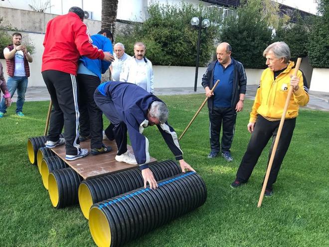 "Milli eitim mdrlerimizin sadece bilgi almas deil, eylem, duygu, dnce olarak birlikte hareket edebilmesi, takm olabilmesi, ekip olarak belli bir proje yrtebilmesi konusunda almalar yapyoruz.     Burada birka tane takmmz var, her bir takmmzn grevleri var. Bu grevleri en ksa srede ve en baarl ekilde nasl yapacaklar hedef olarak gsteriliyor.     Birlikte almann, ortak bir dil kullanmann heyecann yaamalarn arzu ediyoruz. Aslnda burada bir takm strateji oyunlar var, sadece spor anlamnda deil, strateji oyunlarn bireysel ve grup olarak nasl zmleyecekler ve en hzl zm, en uygun ekilde nasl gelitirecekler bunun abas iindeler."
