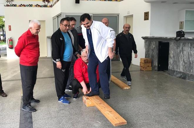 Milli eitim mdrlerinin oyunlarna da katlan Seluk, "Bel evrenizi leceiz, bir sonraki geldiinizde kontrol edeceim, ne kadar zayflamsnz bakacaz." dedi.